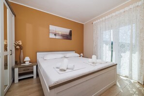 1 bedroom, desk, free WiFi, bed sheets