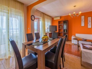 Dining - Dog-friendly flat just 350 metres from the beach with sea views, pool, WiFi (Dramalj)