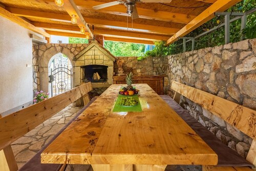 Quiet flat with charcoal barbecue, pool with whirlpool function, washing machine, tumble dryer