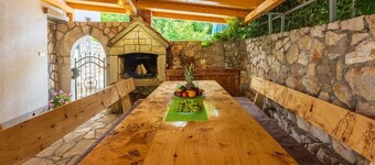 Quiet flat with charcoal barbecue, pool with whirlpool function, washing machine, tumble dryer