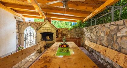 Quiet flat with charcoal barbecue, pool with whirlpool function, washing machine, tumble dryer