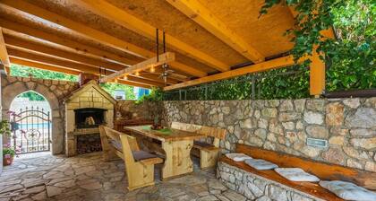 Quiet flat with charcoal barbecue, pool with whirlpool function, washing machine, tumble dryer