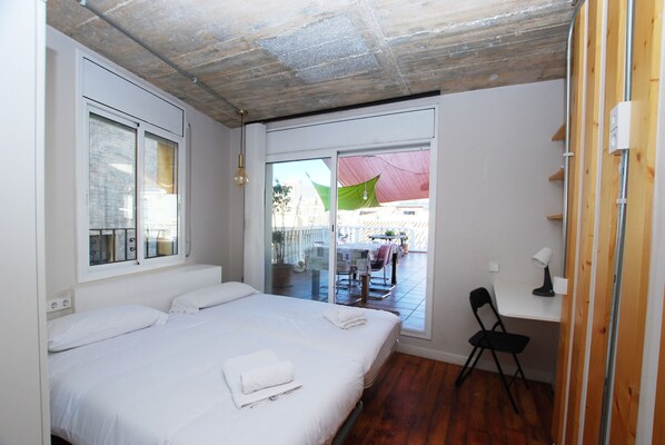 4 bedrooms, iron/ironing board, free WiFi, bed sheets - Masnou Chill - Penthouse Terrace in front of the Beach (El Masnou)