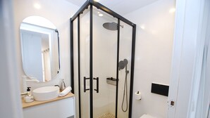 A modern bathroom with a glass-enclosed shower, a white sink, and a toilet. - Masnou Chill - Penthouse Terrace in front of the Beach (El Masnou)