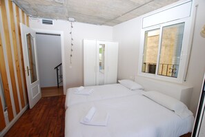 4 bedrooms, iron/ironing board, free WiFi, bed sheets