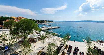 Atemberaubendes Apartment direkt am Meer mit privater Dachterrasse, eigener Galerie, WiFi