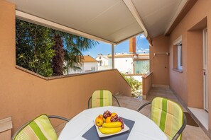 Outdoor dining - Mediterranean flat just 300 metres from the sandy beach with sea views (Crikvenica)