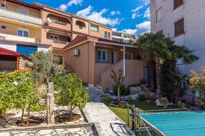 Exterior - Mediterranean flat just 300 metres from the sandy beach with sea views (Crikvenica)
