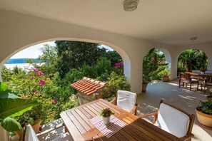 Outdoor dining - Fantastic flat with its own wine cellar, hydromassage shower, sea view - only 480 metres to the beach (Crikvenica)