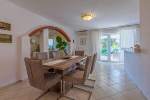 Dining - Fantastic flat with its own wine cellar, hydromassage shower, sea view - only 480 metres to the beach (Crikvenica)