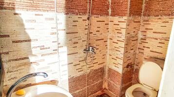 Habitación triple básica, patio, vista al río | Baño