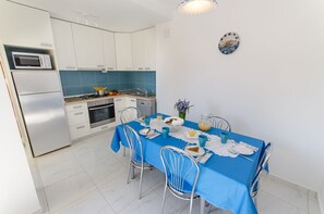 Refrigerador, microondas, placa de cocina, lavavajillas