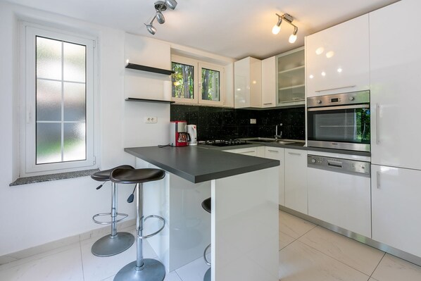 冷蔵庫、コンロ、食器洗い機、コーヒー / ティーメーカー