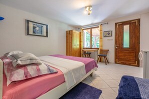 1 chambre, bureau, accès au Wi-Fi (inclus), literie fournie
