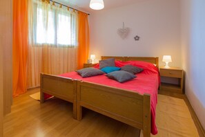 2 bedrooms, desk, free WiFi, bed sheets - Mediterranean flat with three terraces, barbecue, WiFi - only 500 metres to the beach (Crikvenica)