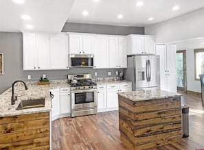 Fridge, microwave, oven, stovetop - Colorado Willow House (Cortez)