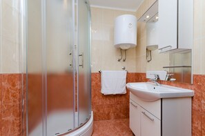 Douche, serviettes fournies