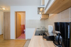 Kühlschrank, Mikrowelle, Herdplatte, Wasserkocher mit Kaffee-/Teezubehör