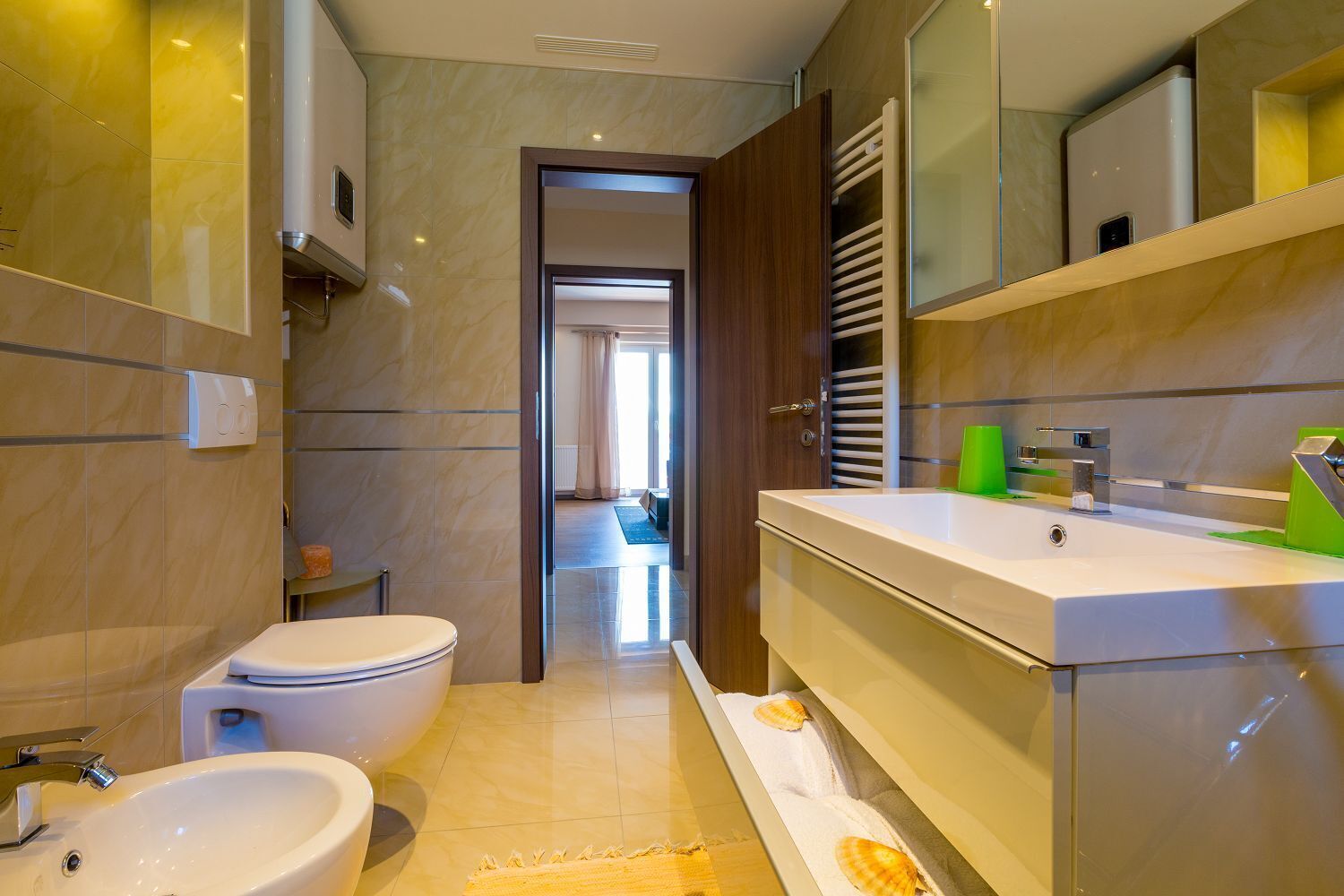 Un bagno moderno con servizi igienici, lavandino e zona doccia.