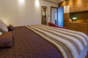 2 bedrooms, desk, free WiFi, bed sheets