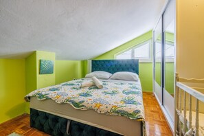 2 bedrooms, desk, free WiFi, bed sheets