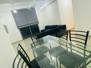 Dining - Spacious 3-bedroom apartment with WiFi, AC in charming Colombo (Colombo)