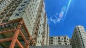 Un edificio con un letrero que dice "Oval View Residences".