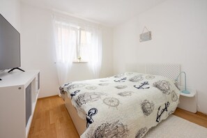 2 bedrooms, desk, free WiFi, bed sheets