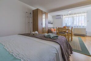 1 bedroom, desk, free WiFi, bed sheets