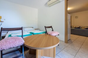 1 bedroom, desk, free WiFi, bed sheets - Idyllic flat just 150 metres from the beach with private terrace, garden, WiFi (Dramalj)