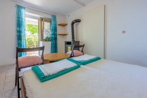1 bedroom, desk, free WiFi, bed sheets