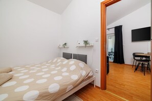 1 bedroom, desk, free WiFi, bed sheets