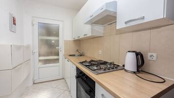 Kühlschrank, Mikrowelle, Herdplatte, Geschirrspüler