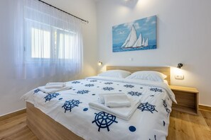 1 bedroom, desk, free WiFi, bed sheets