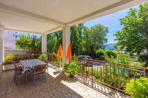 Outdoor dining - Modern flat just 600 metres from the beach with private terrace, barbecue, washing machine (Novi Vinodolski)