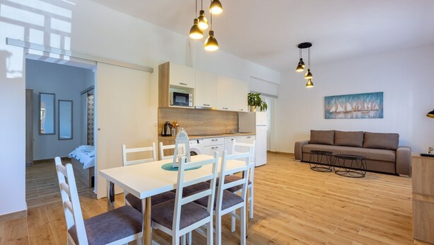 Eine moderne Wohnung mit Essbereich, Küche und Wohnraum.