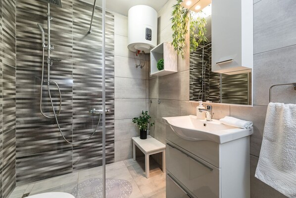Douche, serviettes fournies