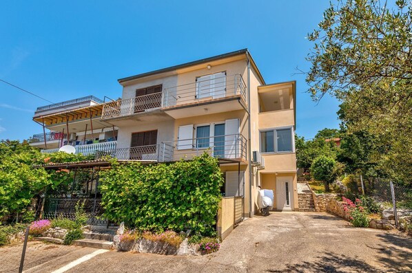Exterior - Charming flat with sea view, private terrace, sun protection, washing machine (Crikvenica)