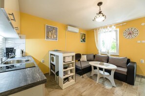 Living area - Charming flat with sea view, private terrace, sun protection, washing machine (Crikvenica)