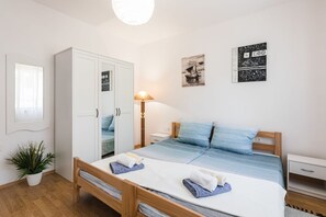 2 bedrooms, desk, free WiFi, bed sheets - Charming flat with sea view, private terrace, sun protection, washing machine (Crikvenica)