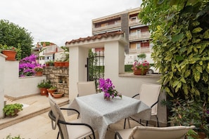 Outdoor dining - Modern flat just 300 metres from the beach with terrace, private parking, WiFi (Porec)