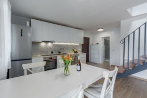 Fridge, microwave, stovetop, dishwasher - Exquisite flat with its own gallery, baby cot, washing machine and only 700 metres to the beach (Porec)