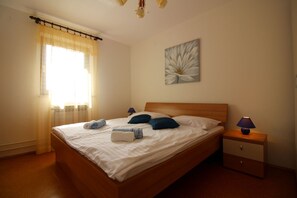2 bedrooms, desk, free WiFi, bed sheets