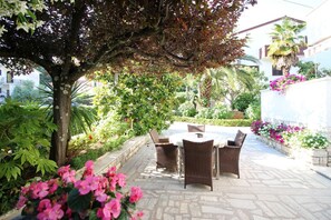 Outdoor dining - Comfortable flat with private terrace, playground, barbecue, sunbeds, washing machine (Porec)
