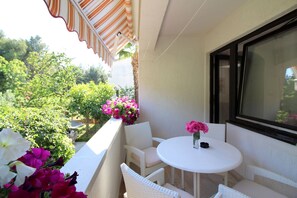 Outdoor dining - Comfortable flat with private terrace, playground, barbecue, sunbeds, washing machine (Porec)