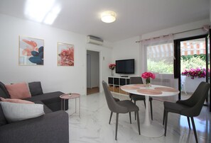 Living area - Comfortable flat with private terrace, playground, barbecue, sunbeds, washing machine (Porec)