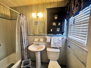 Shower, free toiletries, towels