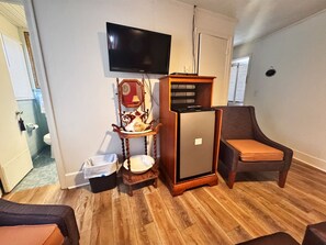 Premium Room, 1 King Bed | 1 bedroom, iron/ironing board, free WiFi, bed sheets
