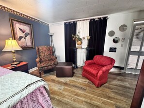 Tabla de planchar con plancha, wifi gratis y ropa de cama