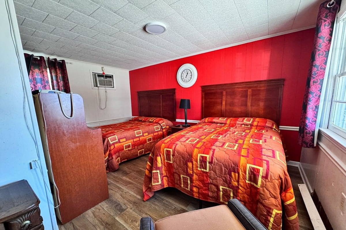 Tabla de planchar con plancha, wifi gratis y ropa de cama